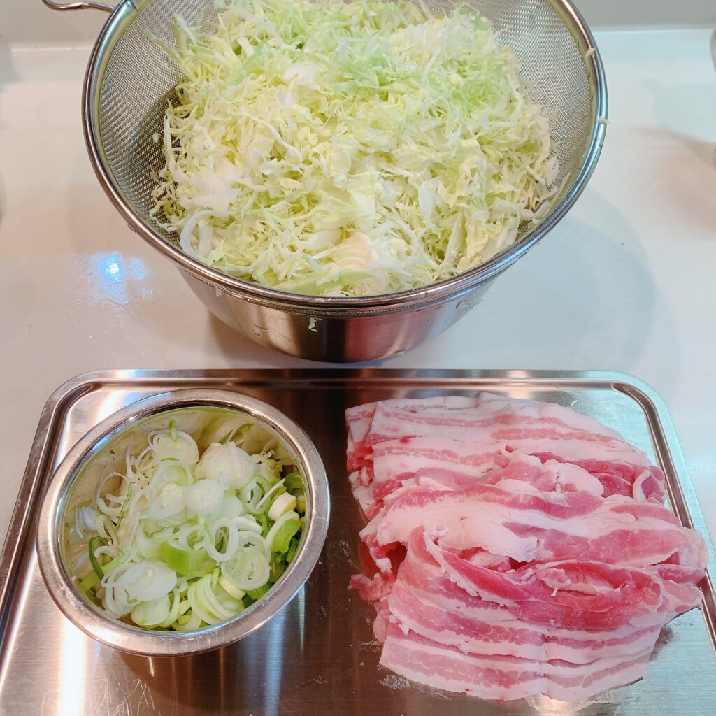 キャベツと豚肉の蒸し煮作り方1