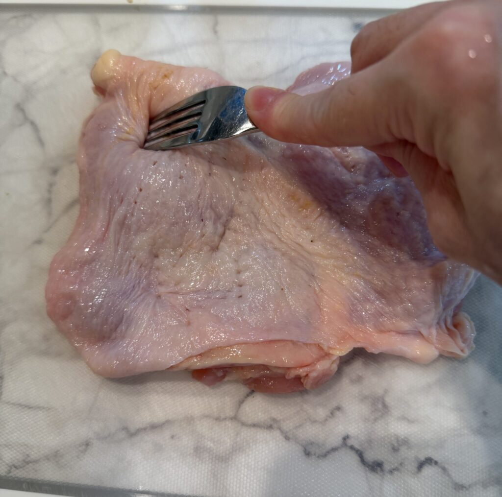 鶏肉に穴をあける