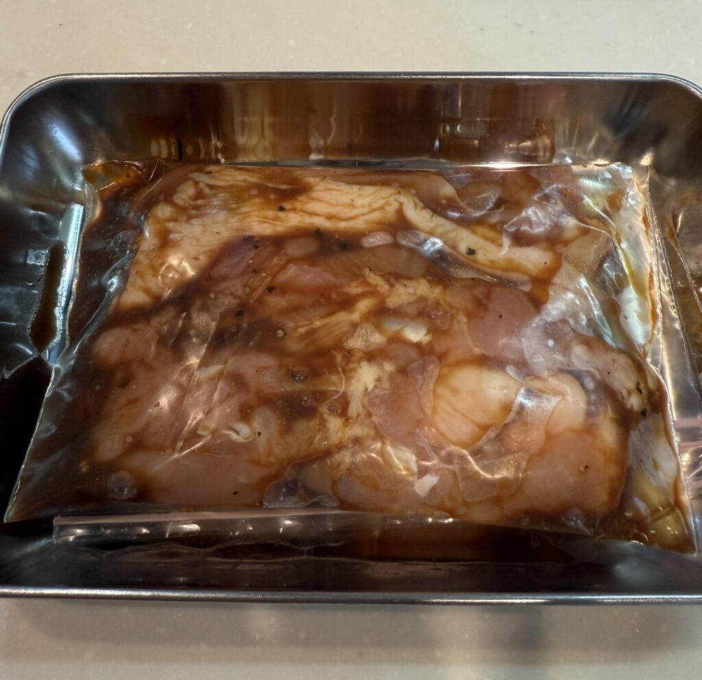 たれに浸けた鶏肉
