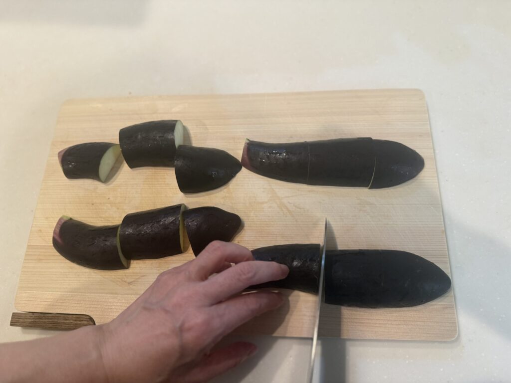 なすをカットする