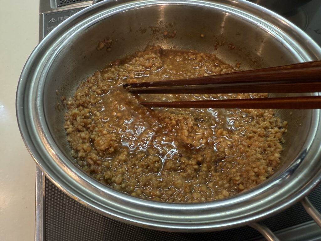ひき肉を混ぜる