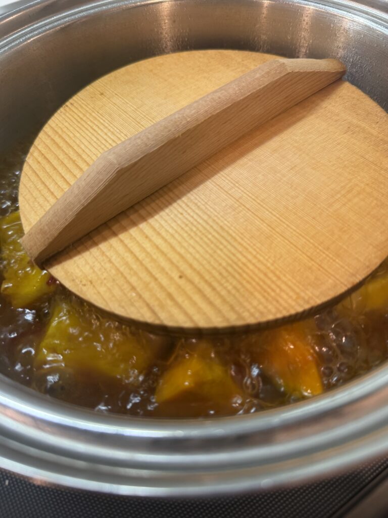 落し蓋で煮る