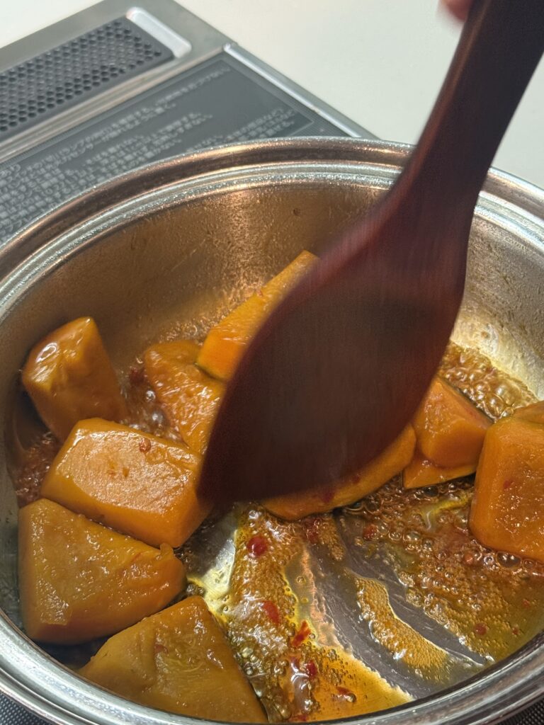 かぼちゃを煮詰める