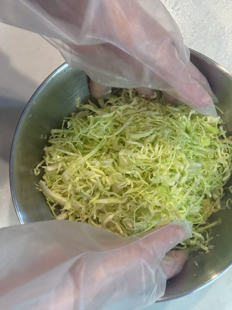 キャベツを混ぜる