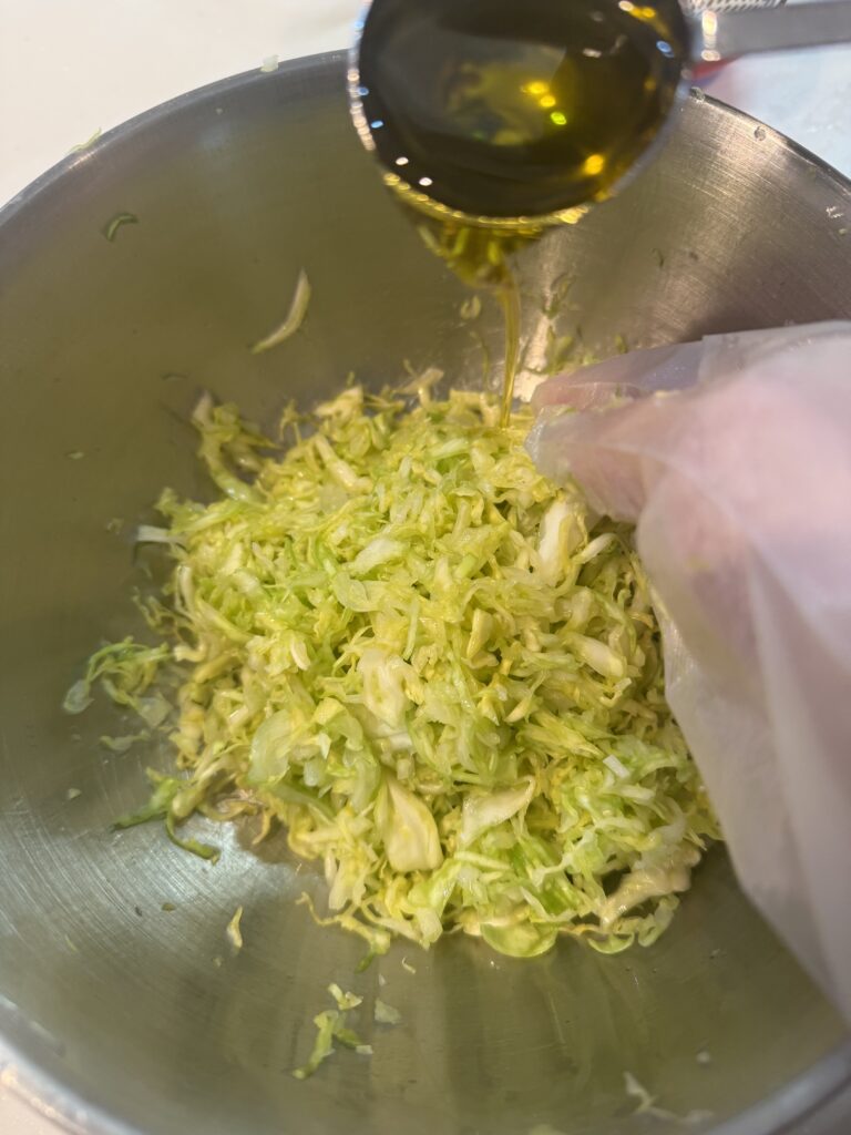 キャベツに調味料を混ぜる