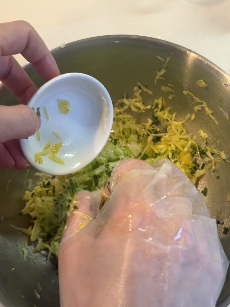 レモンの皮を混ぜる