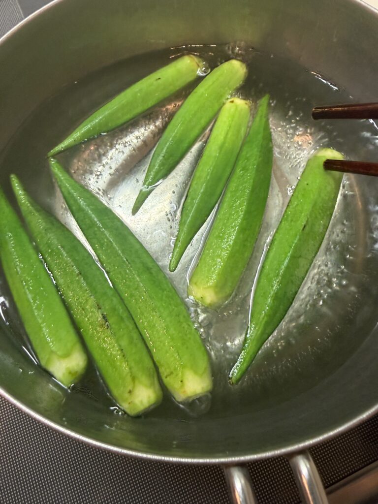 おくらを茹でる