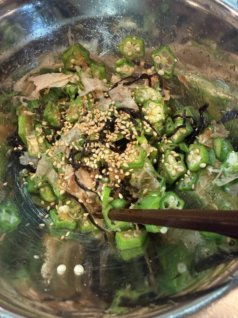 おくらと材料を和える